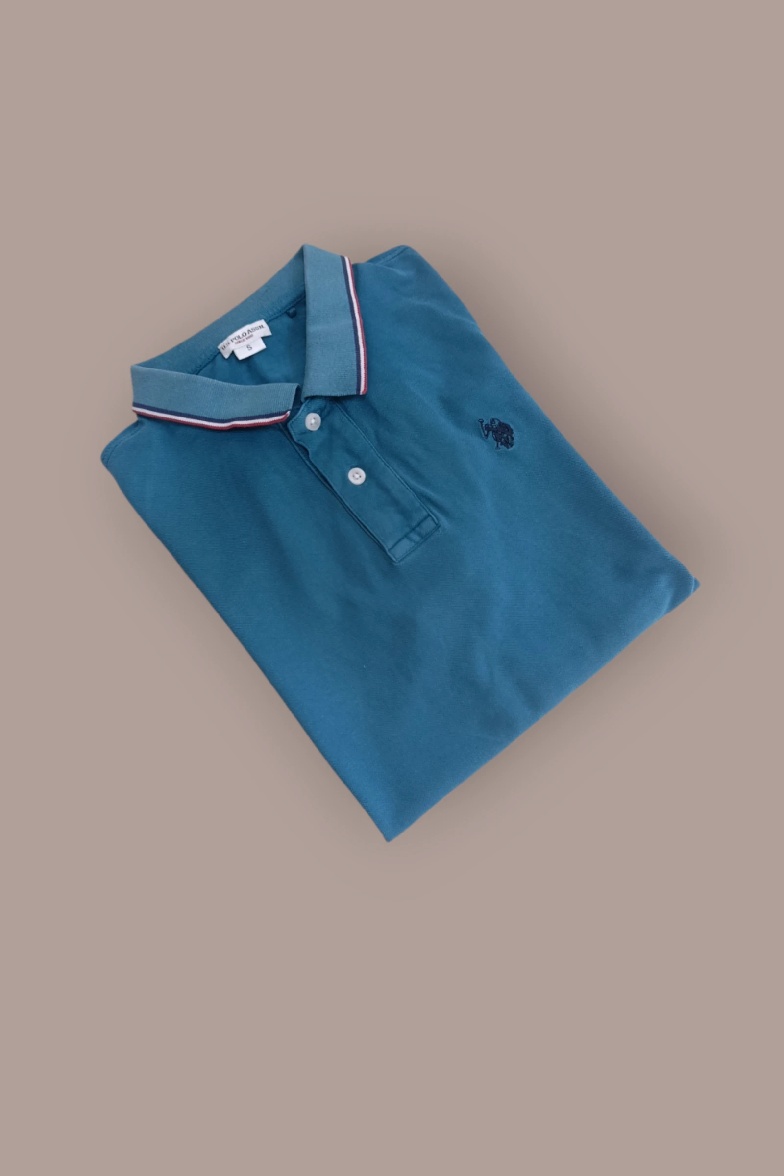 | Polo U.S. Polo Assn Homem | Cor Azul Petróleo | Gola Tipeada Vermelho Branco e Azul | Manga Curta | Tamanho P | – photo 2